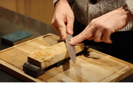 Prestation d'affûtage traditionnel à la pierre d'un couteau de cuisine de + 25 cm