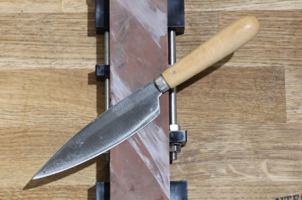 Prestation d'affûtage traditionnel à la pierre d'un couteau de cuisine de - 15 cm